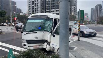 新莊小巴離奇自撞號誌桿！　駕駛意識不清