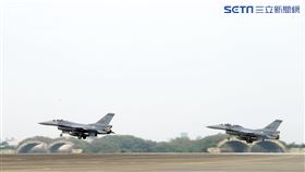 空軍F-16V戰機飛行員在最短時間上完成戰機的緊急起飛，執行隨時接戰共軍戰機。（記者邱榮吉／攝影）