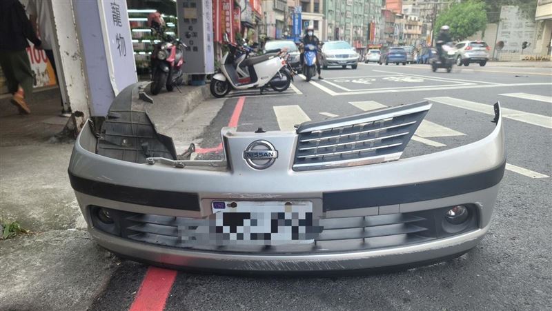 北宜機車一個巧勁！竟讓汽車「下巴」掉了