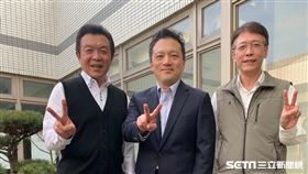 台灣銘板(6593)於今日經董事會決議通過新人事任命案，推舉劉立恩出掌台灣銘板董事長一職，於3月17日就任，同時王挺榮前提出董事長辭任，但仍持續留任董事職位。圖左為前董事長王挺榮、圖中為董事長兼執行長劉立恩、圖右為總經理印文正。（圖／台灣銘板提供）