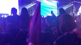 站立女子疑似相當錯愕，趕緊坐回椅子上。（圖／翻攝自Dcard）