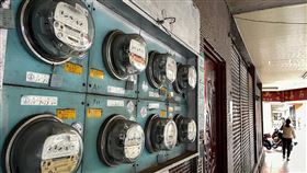 電價審議會將召開 平均調幅估達11%經濟部將在17日召開電價費率審議會，知情官員透露，平均調幅估達11%，其中，住宅每月用電500或700度以上微調、逾千度調幅達雙位數，8成以上住宅不受影響；基於物價考量，小商家調幅小於低壓以上產業用戶，景氣衰退業別減半調漲。圖為台北市公寓住宅電表。中央社記者裴禛攝 112年3月16日