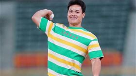 ▲棒球選手張育成的太太分享老公經典賽行程，只睡4小時讓太太超心疼，不過主辦單位也回嗆這就是職業棒球。（圖／CTWANT）