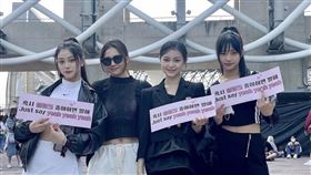 （左起）《未來少女》練習生王心茗、舞蹈老師金智湖、許媛媛、Nico朝聖BLACKPINK演唱會。（圖／踢帕娛樂提供）