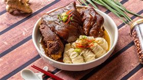 福容桃園店「祥瑞添壽豬腳麵線」豬腳附上麵線及又名長生果的花生，寓意吉祥。（圖／旅宿業者提供）