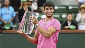 ▲艾卡拉茲（Carlos Alcaraz）拿下印地安泉男網賽冠軍，重回球王寶座。（圖／美聯社／達志影像）