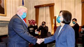 蔡總統接見台英國會小組訪問團（1）總統蔡英文（前右）20日下午在總統府接見台英國會小組訪問團，與台英國會小組主席史都華（Bob Stewart）（前左）握手致意。中央社記者張皓安攝  112年3月20日