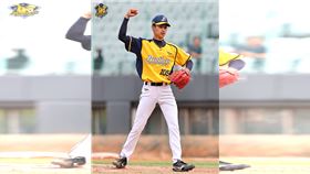 ▲盧孟揚用三振化解危機後，興奮振臂但很快就將手放下。（圖／翻攝自兄弟臉書）