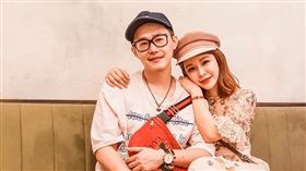 網紅崔咪老公（右）遭爆賣黃牛票，他接受訪問出面回應了。（圖／翻攝自崔咪臉書）