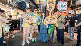 柯叔元（左起）、李銘順、苗可麗、曾珮瑜、游安順和現場民眾近距離互動。（圖／大慕影藝、華映娛樂提供）