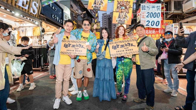 大咖男星現身逢甲夜市　民眾包圍搶拍