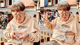 林松義到淡水一日遊，開心比出愛心和YA！（圖／高立提供）　