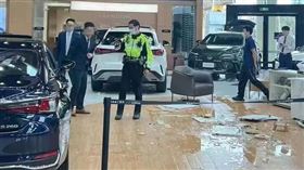 賞LEXUS　小孩偷開「撞壞3台」（圖／翻攝自極目新聞）