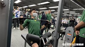 合庫球員試用新器材。（圖／記者蔡厚瑄攝影）