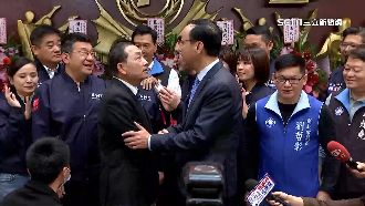 藍選策會之亂後　朱侯首合體「握手擁抱」