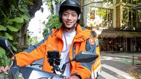 ▲演藝事業受挫而暫時靠送快遞支撐生計，張哲豪每天接下十筆訂單，常常跑單到深夜才能休息。（圖／焦正德攝／CTWANT提供）