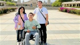 鋼鐵傘兵秦良丰復健有成 已能獨力行走73公尺近5年前跳傘墜地重傷奇蹟存活，傘兵秦良丰以堅強意志持續復健已能自行行走，被譽為「鋼鐵傘兵」。他20日在高雄佛光山佛陀紀念館走了73公尺，創下自己的紀錄。（秦天人提供）中央社記者游凱翔傳真 112年3月21日