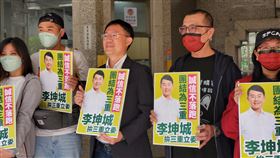 李坤城強調民代應信守「誠信條款」精神民進黨正進行立委參選領表登記作業，前新北市議員李坤城（右3）21日完成登記，他強調大家應信守「誠信條款」精神，就是民代向選民所做的承諾，當選後會做好做滿任期。中央社記者王鴻國攝  112年3月21日