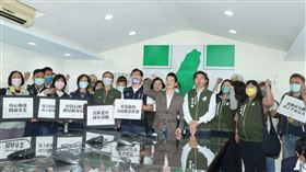 立委何志偉赴北市黨部登記民進黨立委初選（圖／記者邱榮吉攝影）