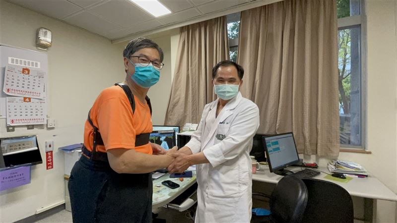 不得不向學生「低頭」！教授切脊骨再抬頭