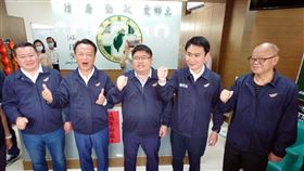 蔡易餘、陳冠廷登記民進黨立委初選民進黨立委初選開放登記，嘉義縣21日由第一選區現任立委蔡易餘（右3）帶領第二選區立委陳明文的兒子、台灣世代智庫執行長陳冠廷（右2），在縣長翁章梁（左2）陪同下完成登記。中央社記者黃國芳攝  112年3月21日