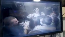 巴西一棟公寓發生電梯墜毀事件，造成3人受重傷。（圖／翻攝自推特）
