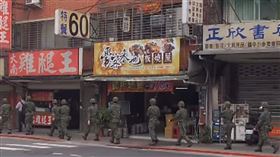 ▲士林、仰德大道驚見大批軍人！ 網熱議：模擬巷戰？（圖／翻攝自我是士林人、我是北投人、我是大同人【士林區、北投區、大同區】臉書）