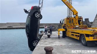 手剎車忘了拉！他眼睜睜看太太坐副駕墜海