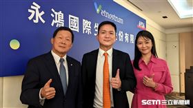永鴻生技3/24登錄興櫃，左起董事長李芳裕、總經理鍾威凱與夫人劉香慈。（圖／記者戴玉翔攝影）