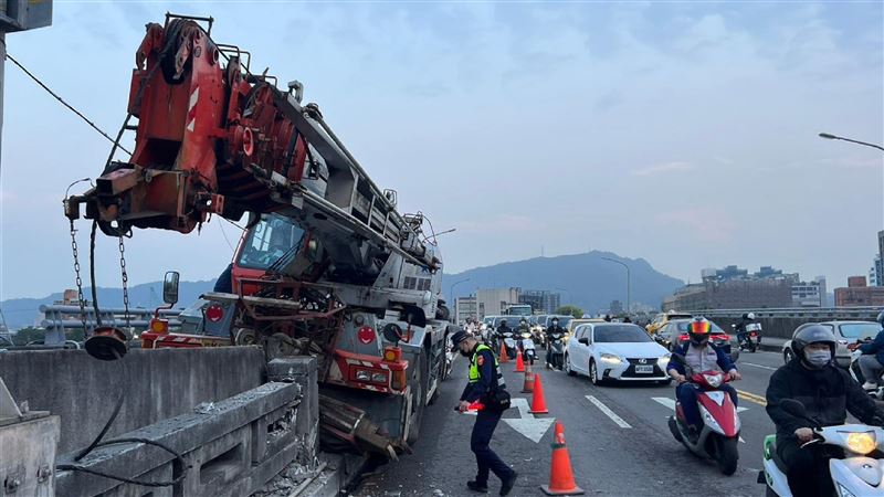 輪式起重機剎車失靈　自撞成美橋墩畫面曝