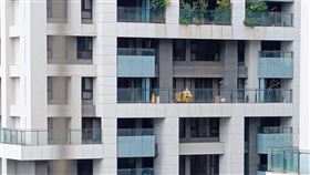 網友分享，對面8樓的住戶有「麥當勞叔叔」坐在陽台。（圖／翻攝自路上觀察學院 臉書）