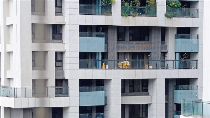 鄰女洗澡不關窗⋯妻怒尪陽台看胸部晃十年