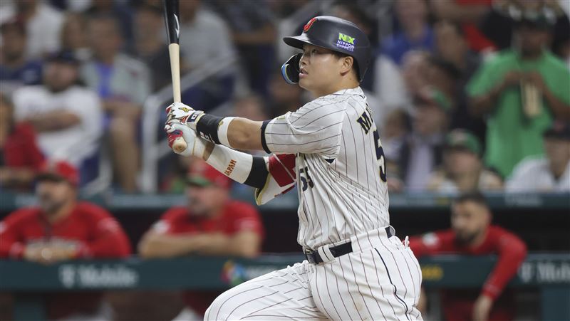 打第1球　村上宗隆炸追平轟！日本隊逆轉