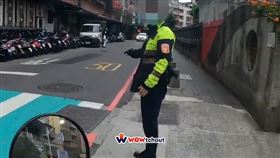 警察　馬路　右轉　禮讓行人　（圖／翻攝自WoWtchout - 地圖型行車影像分享平台）