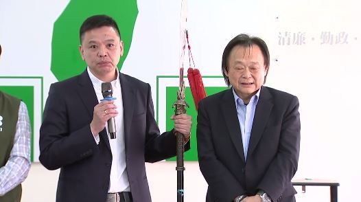 衝著徐巧芯！洪健益持關刀登記喊斬妖除魔