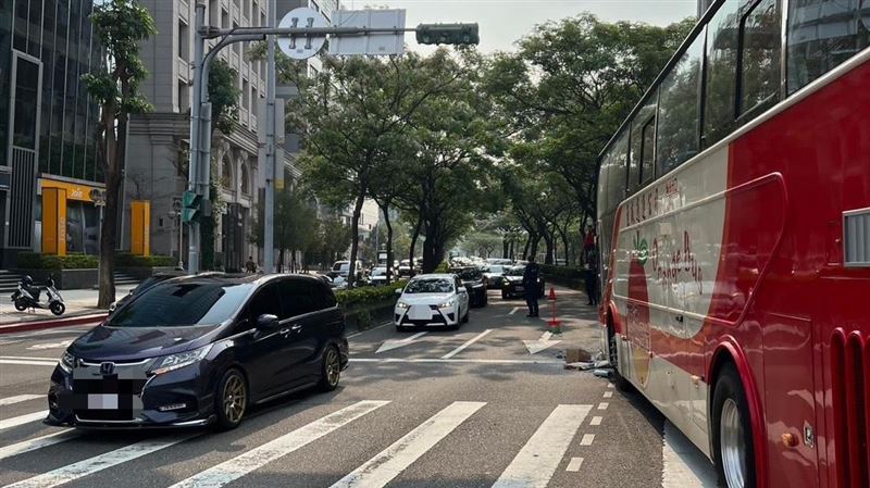 新／北市堤頂大道客運撞分隔島　車頭撞爛