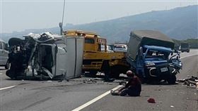 國道3號南下，草屯中興，3車追撞，拖吊車(圖／翻攝畫面)