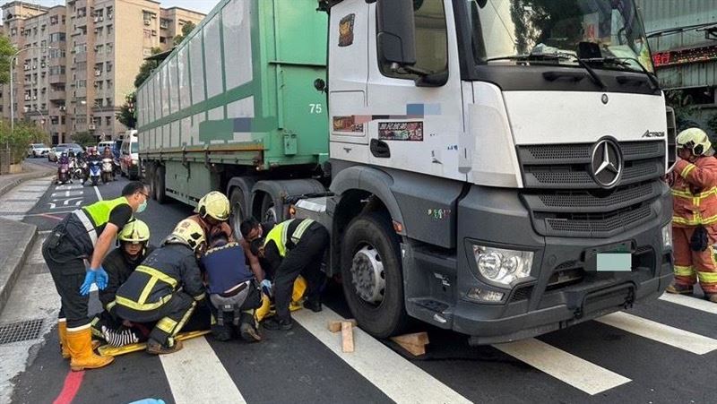 婦緊貼車頭過馬路遭大車輾過　驚悚畫面曝