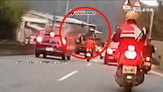 悚！「後車斗門」噴飛擊車　騎士險遭砸頭