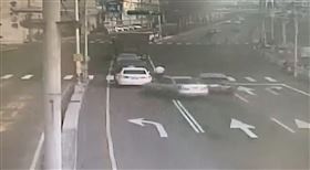 老伯騎機車，鬼切，橫跨三車道，害３車追撞(圖／翻攝畫面)