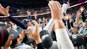 日本經典賽代表隊監督栗山英樹率隊奪冠後將功成身退。（圖／翻攝自大聯盟CUT4推特）