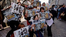 大谷助WBC奪冠！日媒搶發快報「爭搶球迷擠爆街頭」　警助派送畫面曝光。（圖／路透社／達志影像）