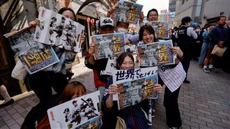 日媒搶發WBC奪冠快報　爭搶人龍擠爆街頭