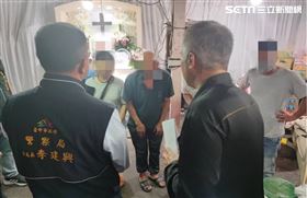 母癌逝父重病　廚師無錢喪母暖警伸援手（圖／翻攝畫面）