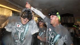 ▲日本隊中外野手努特巴爾（Lars Nootbaar）噴大谷翔平香檳。（圖／路透社／達志影像）