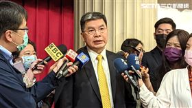 國泰金控今（22）日舉辦法說會，國泰金控總經理李長庚證實，今年確實已建議董事會動用公積配發股利。（圖／記者戴玉翔攝影）