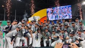 大谷翔平曬奪冠大合照，日網湧入哭了。（圖／翻攝自大谷翔平 IG）