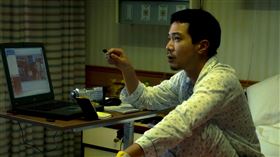 薛仕凌在片中為獨家新聞千方百計住院。（圖／CTACHPLAY+提供）