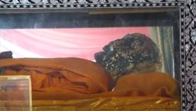 高僧圓寂22年！遺體不腐「呈翠綠色」　現任住持憶昔火化：燒不著。（圖／翻攝自Let's go sabydee YT）