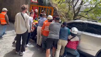 暖心！一家四口隧道內翻車　警民合力推車